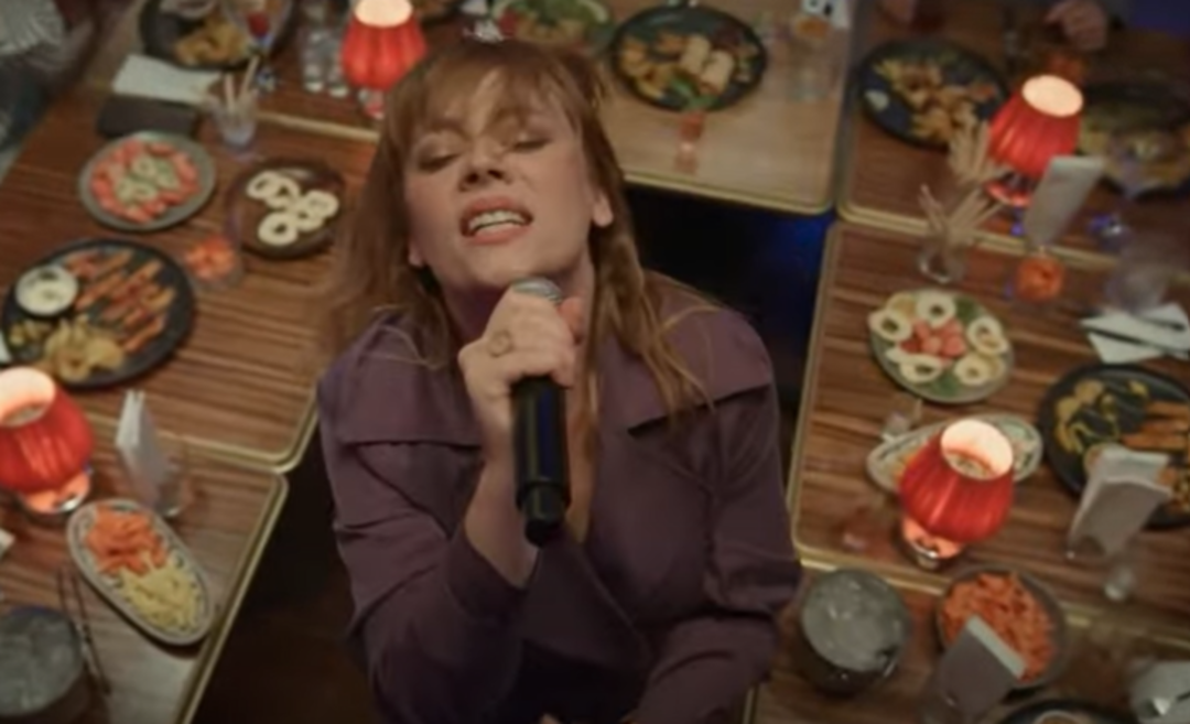 Demet Evgar sahneye çıktı sosyal medya yıkıldı