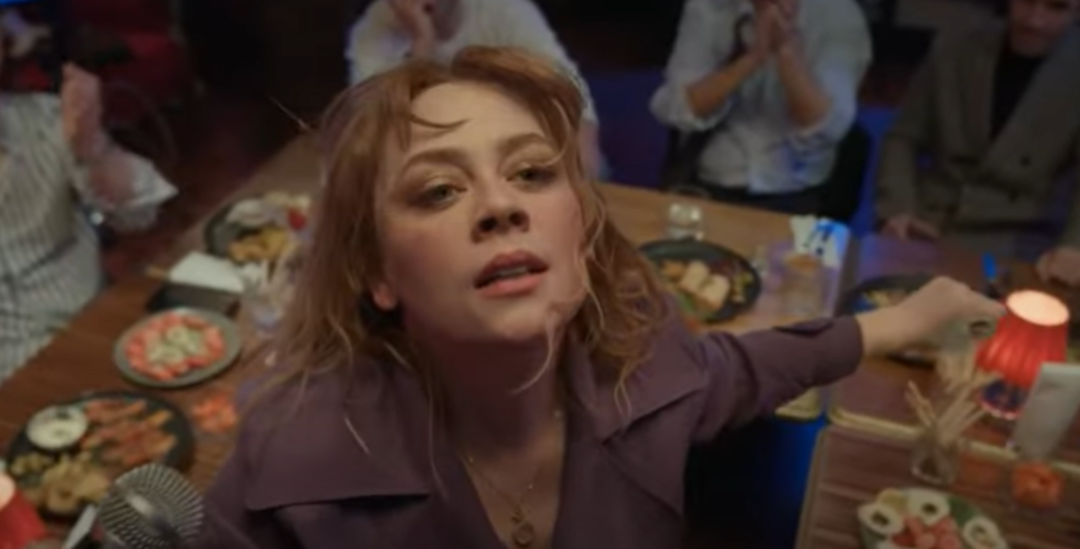 Demet Evgar sahneye çıktı sosyal medya yıkıldı