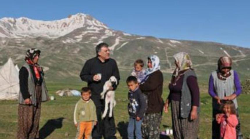 G&uuml;l'e yayladaki kadınlardan kuzu hediyesi!