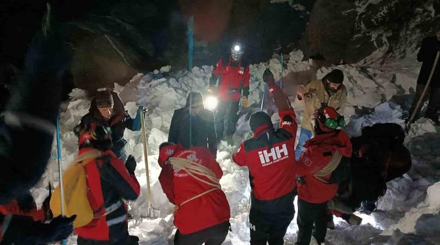Bingöl'de çığ faciası! Ayak izleri ekipleri harekete geçirdi: Kayıp vatandaş aranıyor
