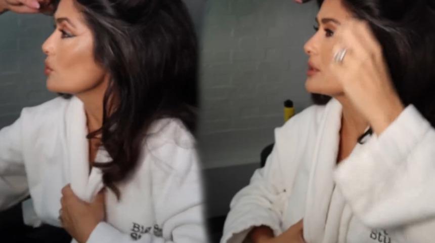 Salma Hayek bornozuyla video çekerken frikik verdi! Bakın nasıl sansürledi
