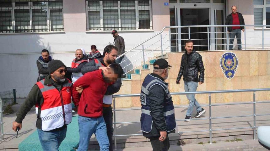 Kayınpederini satırla öldüren damat tutuklandı