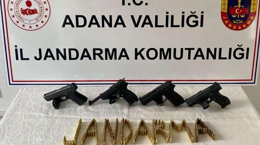 Adana'da otomobilde ruhsatsız 4 tabanca ele geçirildi