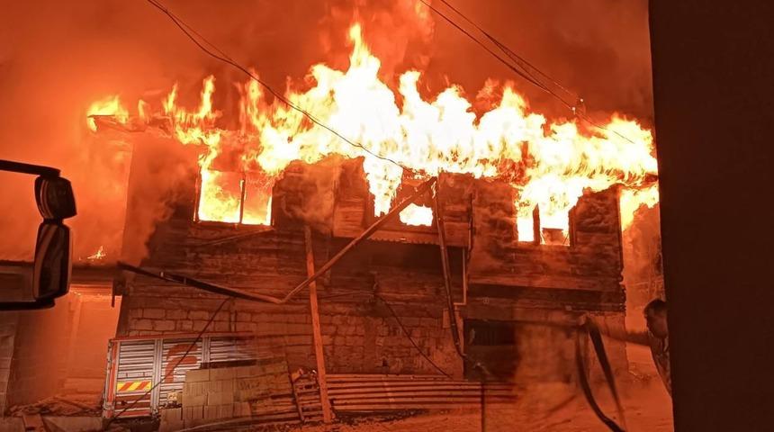 Karabük'te çıkan yangında ahşap ev kullanılamaz hale geldi