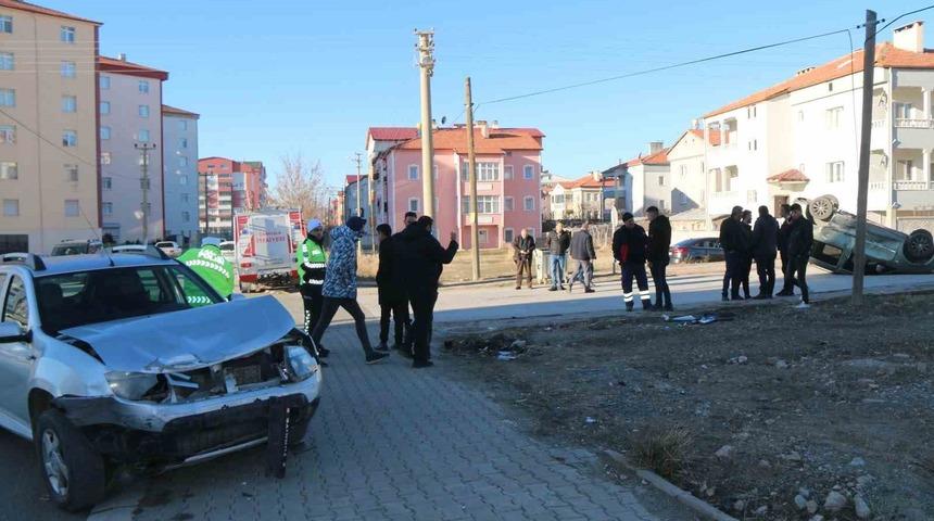 Sivas’ta hafif ticari araç ile otomobil çarpıştı: 2 yaralı