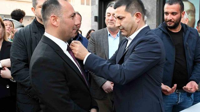 Kuşadası’nda CHP’ye katılan İYİ Partililere rozetleri takıldı