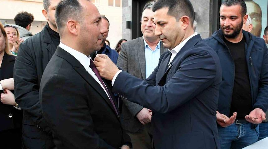 Kuşadası’nda CHP’ye katılan İYİ Partililere rozetleri takıldı