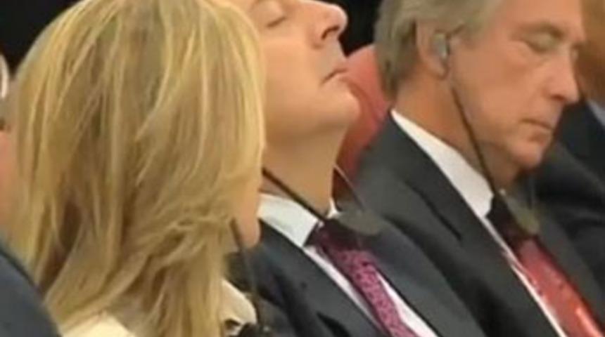 Erdoğan konuştu, o uyudu, olay oldu!