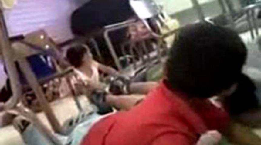 &Ccedil;ocukları şarkı s&ouml;yleyerek kurtardı