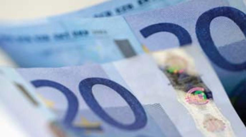 Dolar sakin, Euro coştu