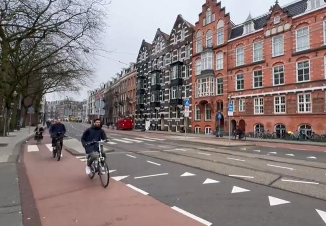 Amsterdam'da mesai saatleri trafiğinin görüntülerini paylaştı! 'Halkın işe yetişme telaşı' diyerek paylaştı... Sosyal medyadan yorum gecikmedi 640xauto