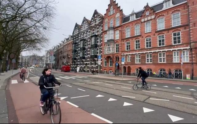Amsterdam'da mesai saatleri trafiğinin görüntülerini paylaştı! 'Halkın işe yetişme telaşı' diyerek paylaştı... Sosyal medyadan yorum gecikmedi 640xauto