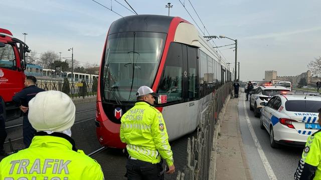 İstanbul'da feci ölüm! Tramvayın çarptığı kişi yaşamını yitirdi