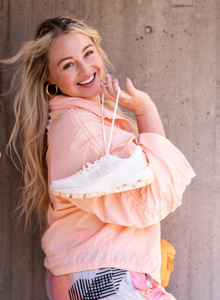 Kıvrımlı model Iskra Lawrence her yerden dekolte verdi! Bedeniyle barışık olduğunu her zaman söylüyordu... G2