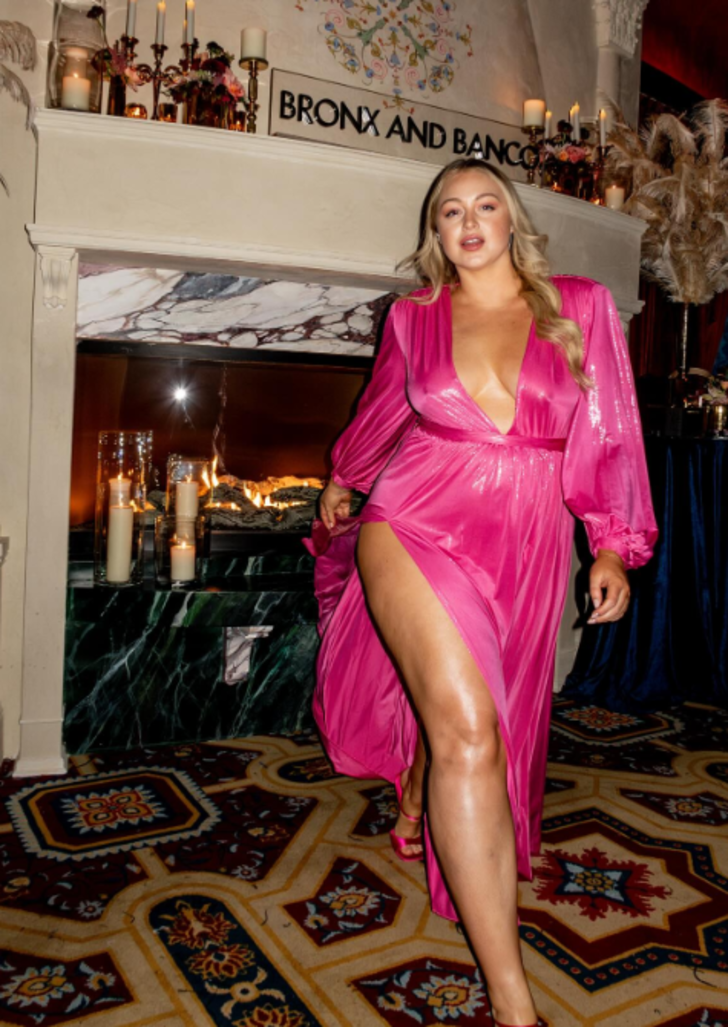 Kıvrımlı model Iskra Lawrence her yerden dekolte verdi! Bedeniyle barışık olduğunu her zaman söylüyordu... G3