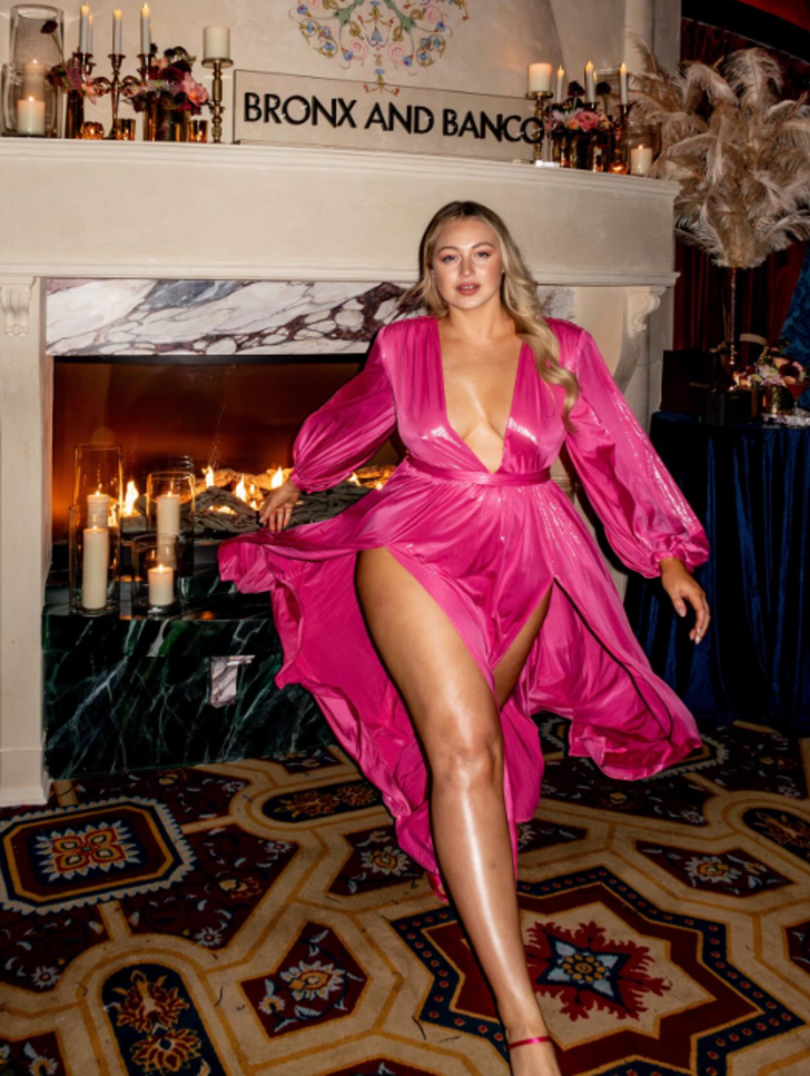 Kıvrımlı model Iskra Lawrence her yerden dekolte verdi! Bedeniyle barışık olduğunu her zaman söylüyordu... G5