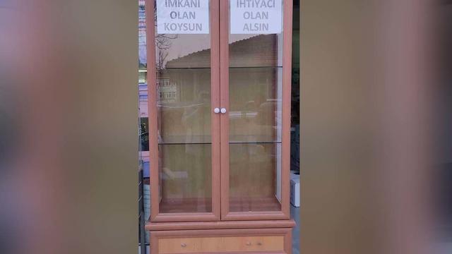 'İmkanı olan koysun, ihtiyacı olan alsın' dolabı! Esnaf ihtiyaç sahipleri için hazırladı