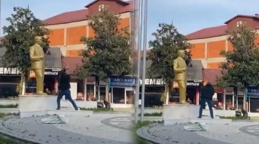 Sosyal medyada tepkilere yol açtı! Sakarya'da Atatürk büstüne baltayla saldırdı