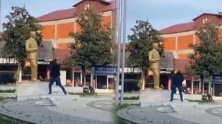 Sosyal medyada tepkilere yol açtı! Sakarya'da Atatürk büstüne baltayla saldırdı