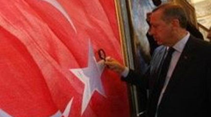 18 bin şehidin ismi bu bayrakta