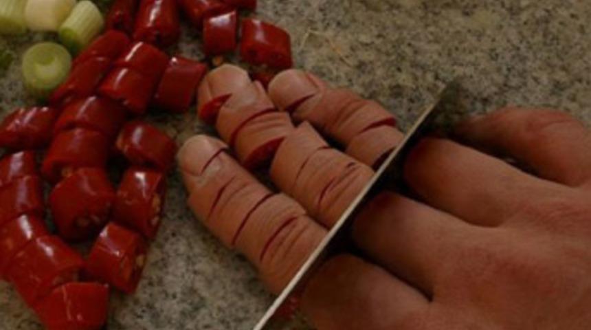 Parmağını pişirip yedi