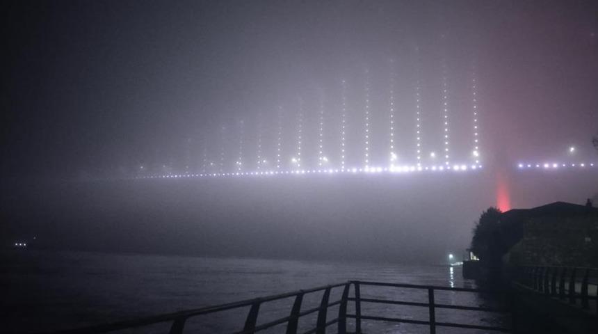 İstanbul'da yoğun sis! Göz gözü görmüyor, seferler iptal edildi…