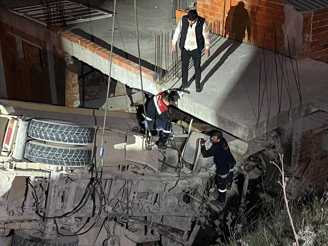 Kamyon dubleks eve &ccedil;arparak durabildi! Korkun&ccedil; kazada iki kişi hayatını kaybetti