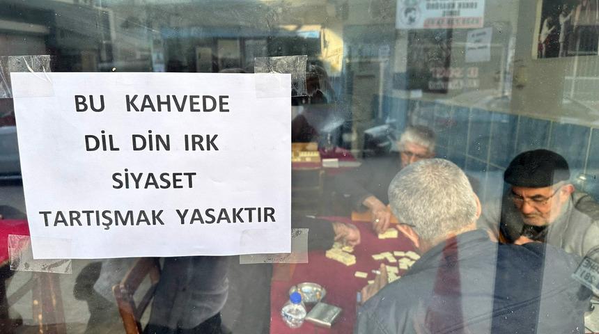 Kavgalardan bıktı, kahvehanede siyasi tartışmaları yasakladı! Peki müşteriler şimdi ne konuşuyor?