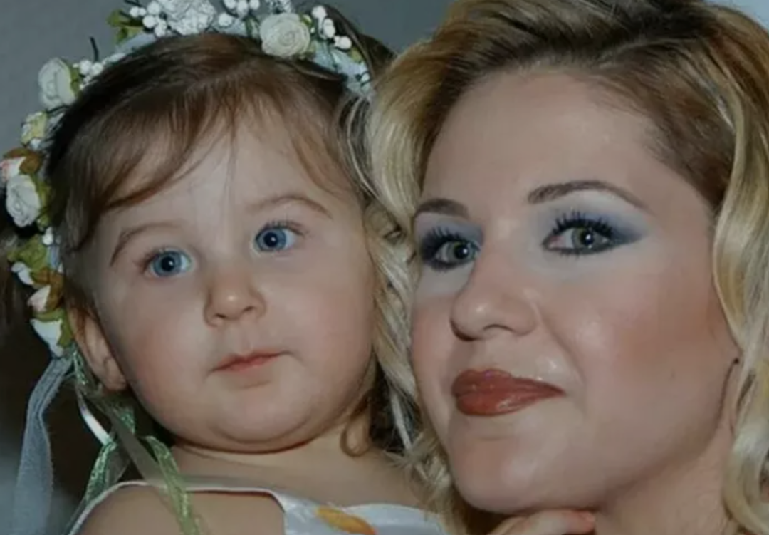 Emine &Uuml;n ve Emre Kınay'ın kızı Duru b&uuml;y&uuml;d&uuml;, kocaman oldu! G&uuml;zelliğiyle kendine hayran bıraktı