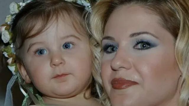 Emine Ün ve Emre Kınay'ın kızı Duru büyüdü, kocaman oldu! Güzelliğiyle kendine hayran bıraktı