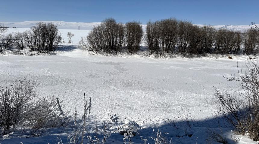 Termometrelerin eksi 23 dereceyi gösterdiği Ardahan buz kesti