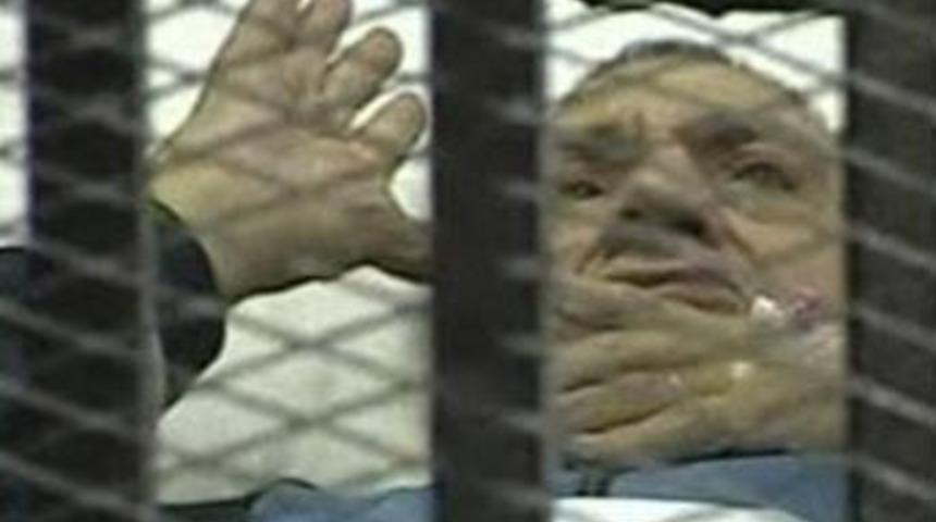 M&uuml;barek kafeste!