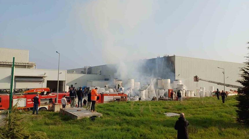 Manisa OSB’deki İpek kağıt fabrikasında çıkan yangın söndürüldü