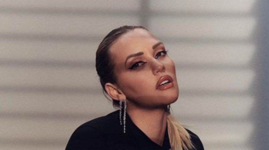 Sosyal medya fenomeni Mia Malkova yine çekimden paylaştı! Süper minisinde bir de transparan detayı ekleyince bir gören bir daha baktırdı