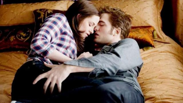Robert Pattinson'dan yıllar sonra gelen Twilight (Alacakaranlık) itirafı! Kristen Stewart'la sevişmesi sahnesini yorumladı: Çok tuhaf