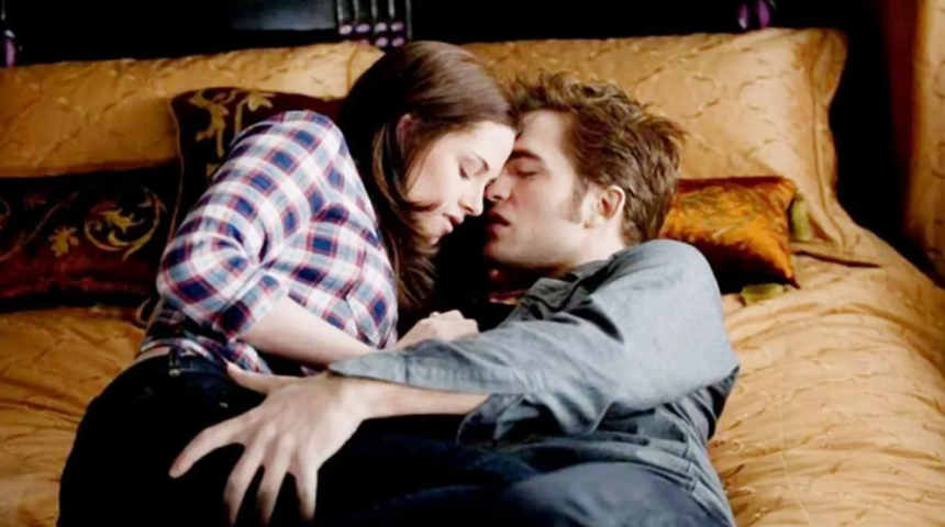 Robert Pattinson'dan yıllar sonra gelen Twilight (Alacakaranlık) itirafı! Kristen Stewart'la sevişmesi sahnesini yorumladı: Çok tuhaf