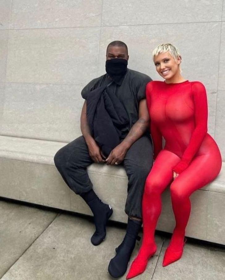 Kanye West'in eşi Bianca Censori Paris sokaklarında tepki çeken kıyafetiyle dolaştı! Ceza alabilir 728xauto