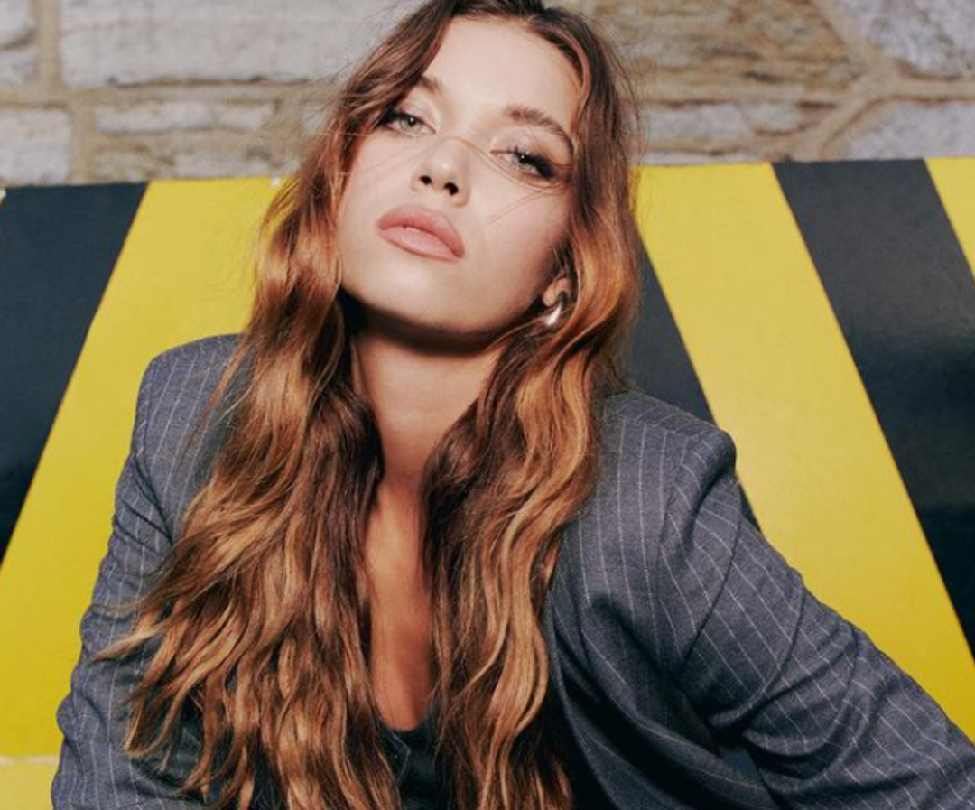 Yalı &Ccedil;apkını'nın Seyran'ı Afra Sara&ccedil;oğlu k&uuml;vet &ouml;n&uuml;nde poz verdi! 'Beklenen post geldi'