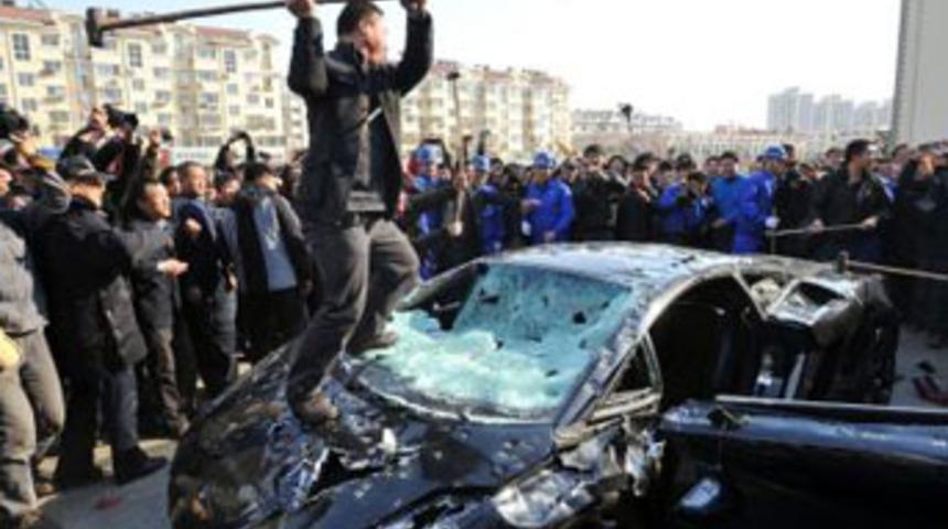 Lamborghini'sini balyozla parçalattı