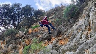 Marmaris'te kayalıklarda mahsur kalan keçi kurtarıldı