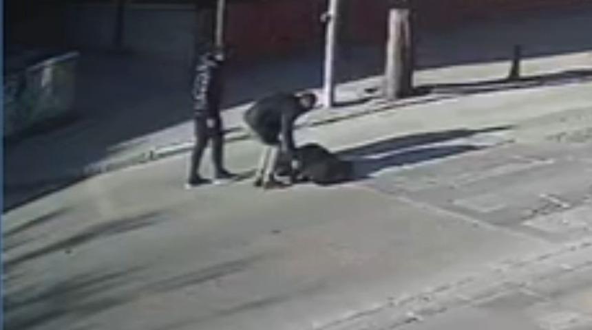 Yola fırlayan yayaya otomobil çarptı, o anlar kameraya yansıdı