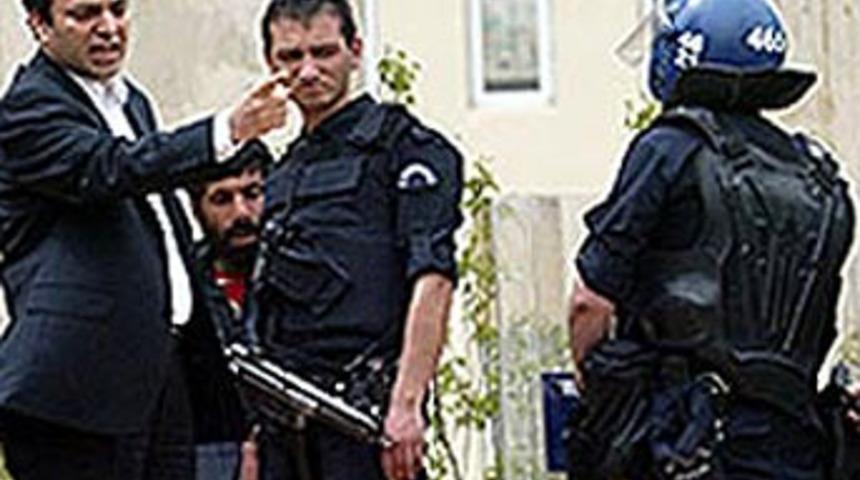 Polise saldırdılar