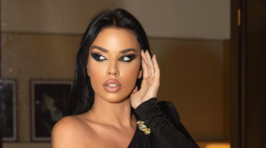 Sosyal medya fenomeni Ivana Knöll mayo ve çizme kombiniyle büyüledi! "Yaz mı kış anlayamadık"