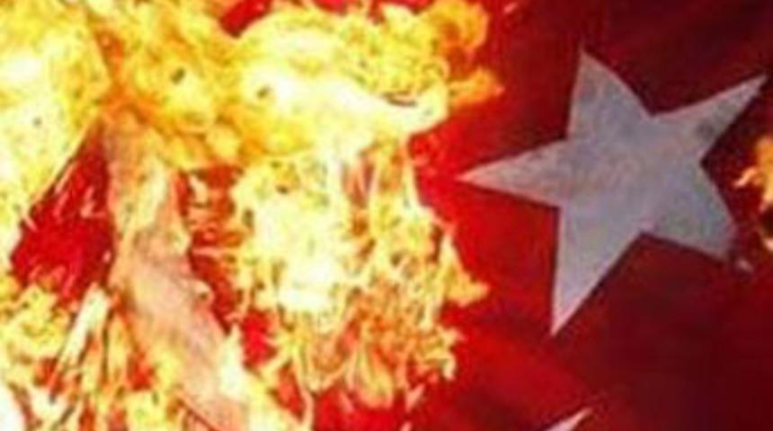 T&uuml;rk bayrağı yerine PKK bayrağı &ccedil;ekilecek!