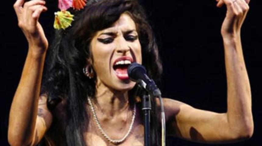 Hayranları Amy i&ccedil;in ağlıyor