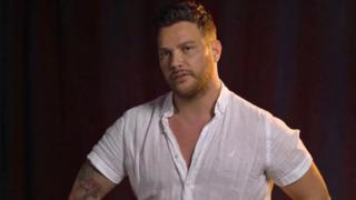 Sinan Akçıl kime oy vereceğini açıkladı! Seçim şarkısını da yaptı