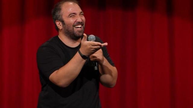 Ünlü komedyen Özgür Turhan bir anda sahneden düştü! Sağlık ekipleri müdahale etti