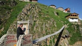 Asma köprüye kilitli kapı taktı