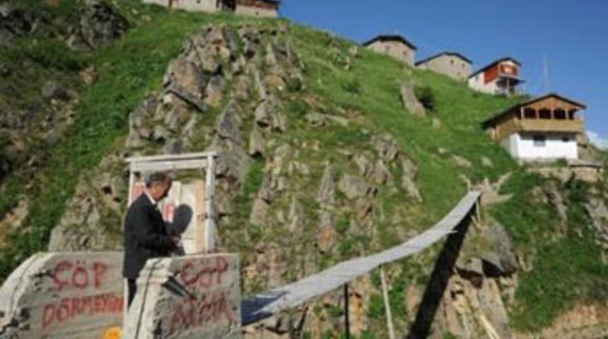 Asma köprüye kilitli kapı taktı