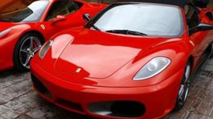 Zehir parasıyla çifte Ferrari